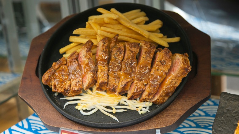 shokuhin sampuru depicting sliced steak and fries