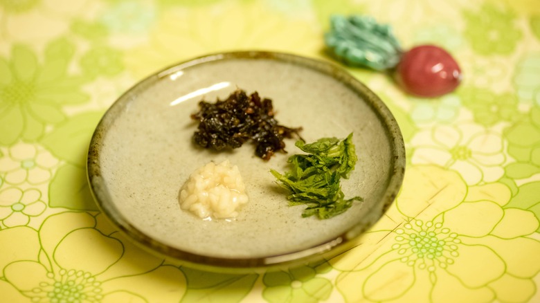 A plate with three yakumi