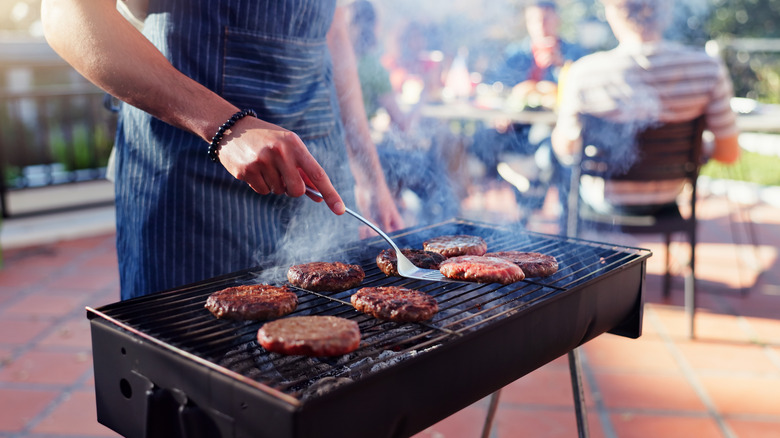 Grilling on a charcoal grill with no solid cabinet base