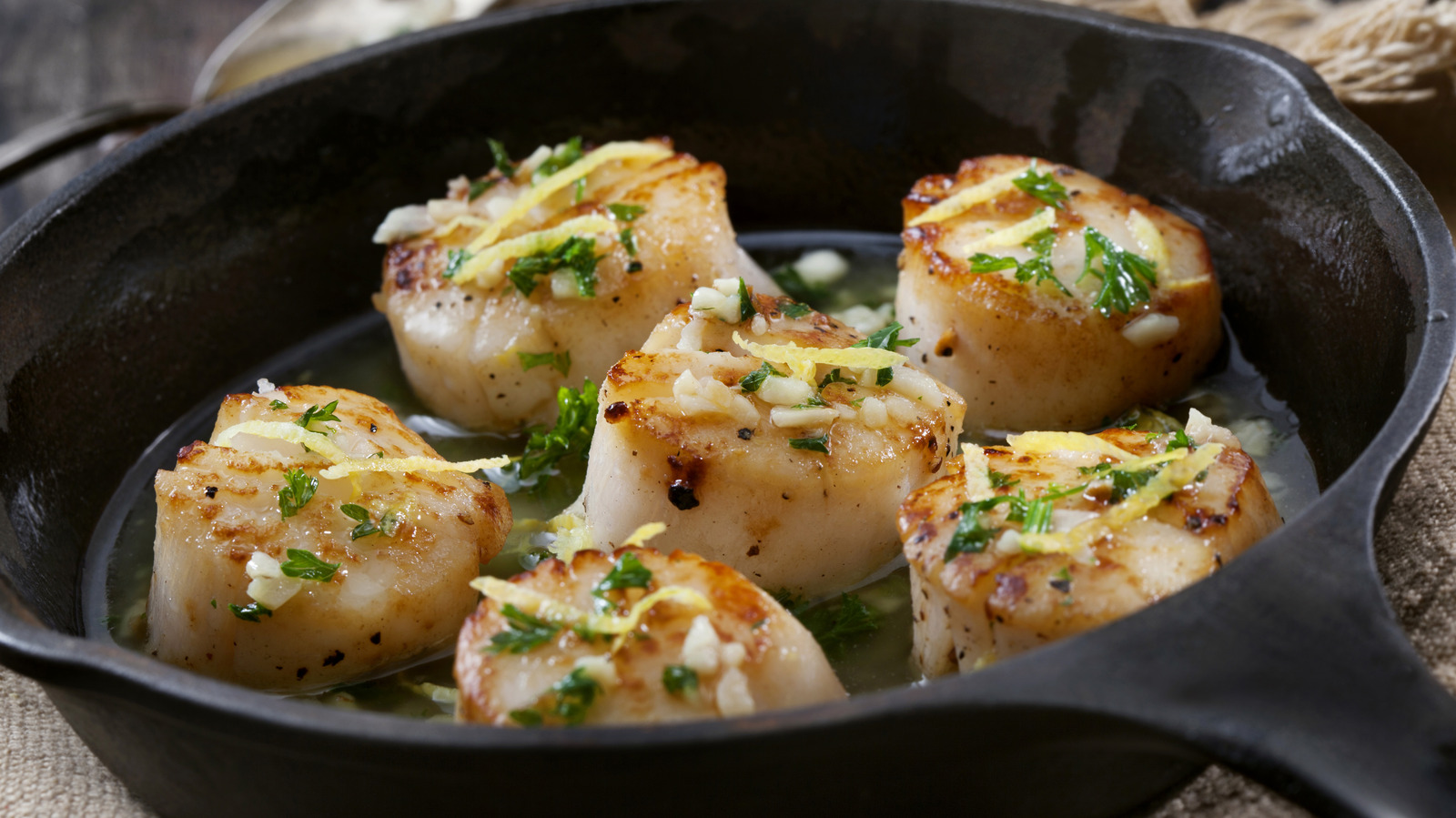 https://www.thedailymeal.com/img/gallery/14-mistakes-almost-everyone-makes-with-scallops/l-intro-1696451917.jpg
