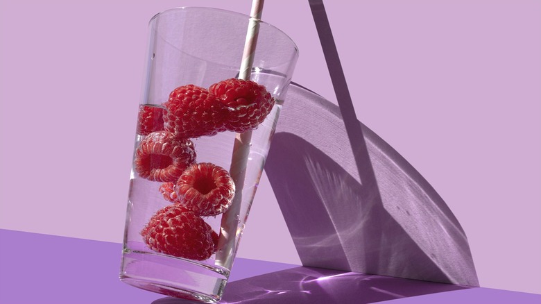 water drink with raspberries