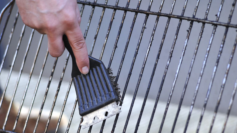 cleaning grill grate with brush
