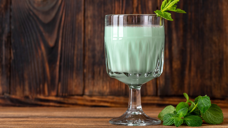 Grasshopper cocktail with mint leaves