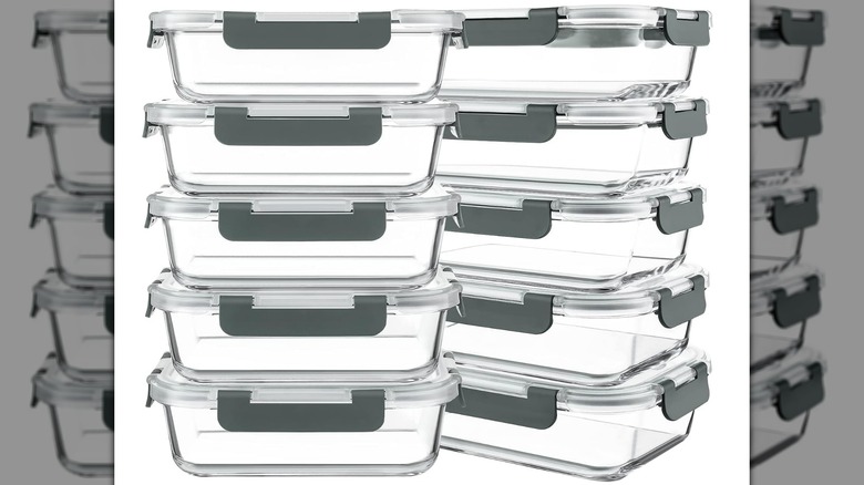 The 10-pack of 30-ounce KOMUEE glass containers with lids on a white background