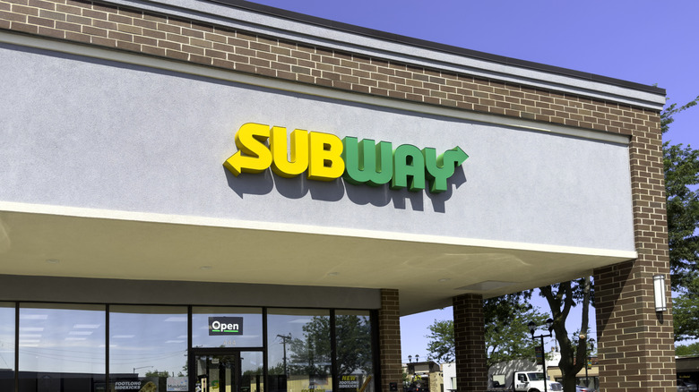 A Subway restaurant exterior
