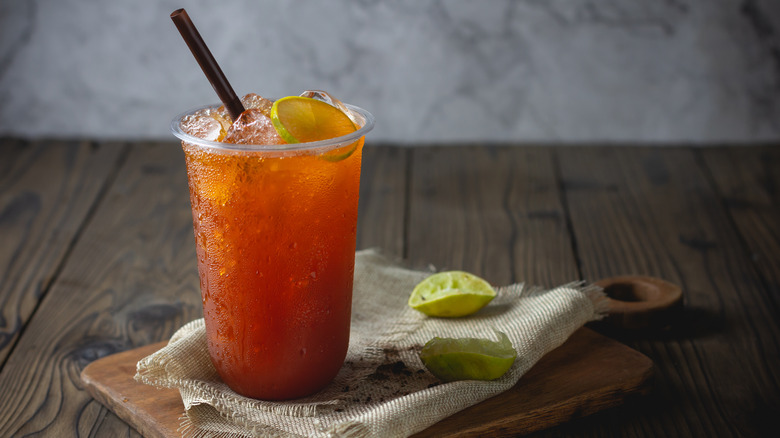 glass of iced tea with lemon