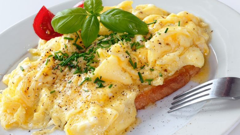 scrambled eggs with herbs