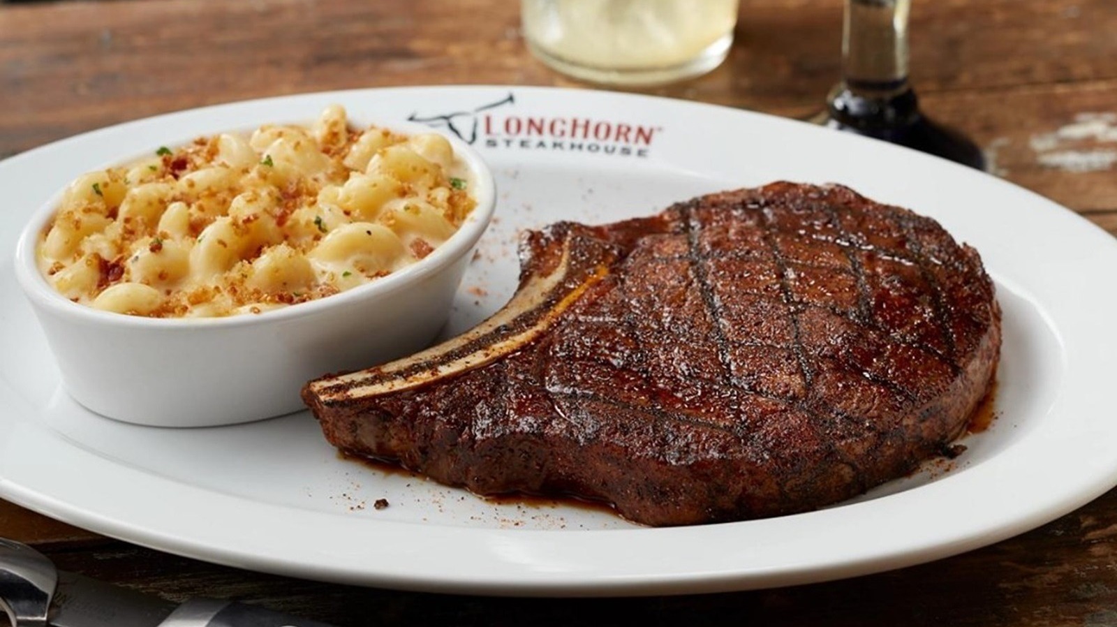 https://www.thedailymeal.com/img/gallery/14-secrets-about-longhorn-steakhouse-youll-wish-you-knew-sooner/l-intro-1699034243.jpg