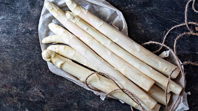 raw white asparagus