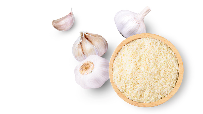garlic powder with garlic bulbs