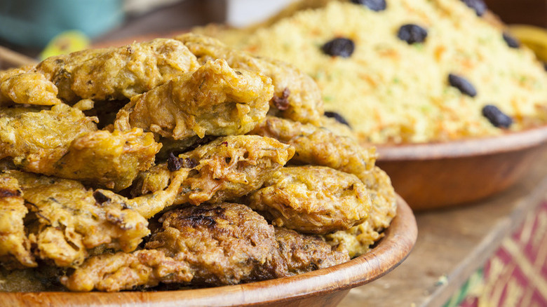 Cauliflower fritters in bowls