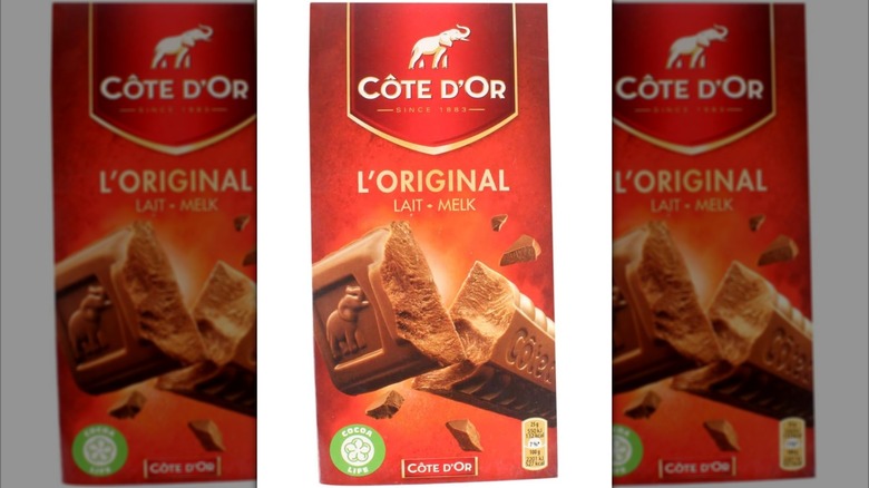 A bar of Côte d'Or Lait chocolate is set on a white background.