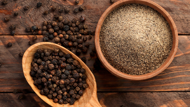 black pepper kernels and ground pepper