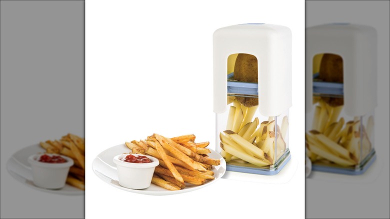 Product image of the Crofton chopper assortment with a plate of fries with ketchup and the chopper with raw slices of potatoes all against a white background.