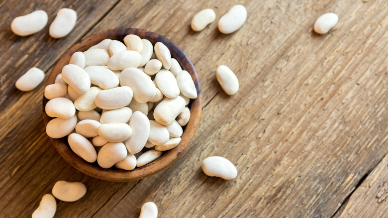raw white beans in bowl