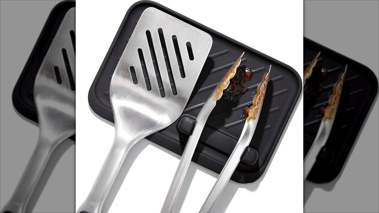 Product image of the OXO Good Grips grilling tools rest