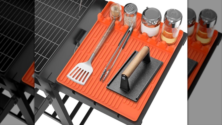 Product image of the Uozuke silicone side shelf tool mat