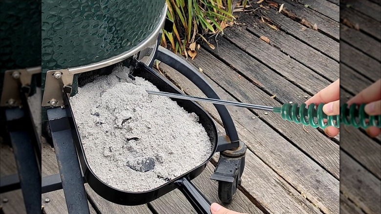 Product image of the Vankey 18-inch BBQ ash tool