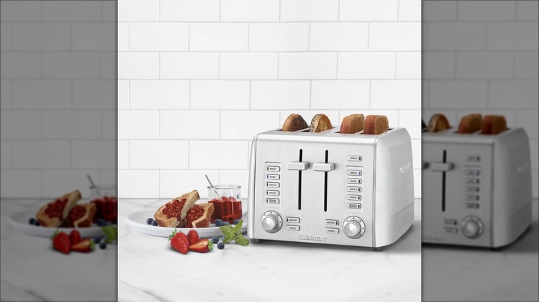 Product image of the Cuisinart custom select 4-slice toaster