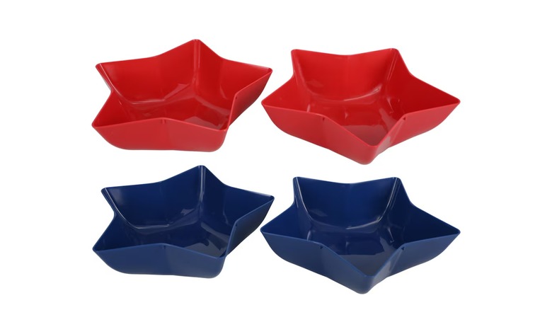Four star-shaped bowls, two in red and two in dark blue