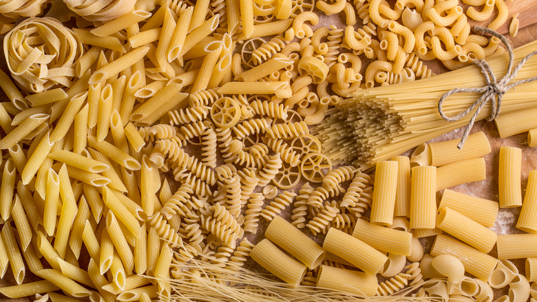 different types of dried pasta