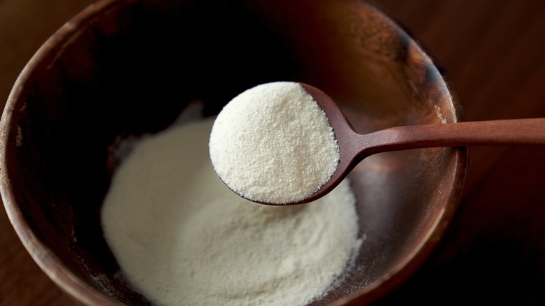 milk powder in wooden bowl