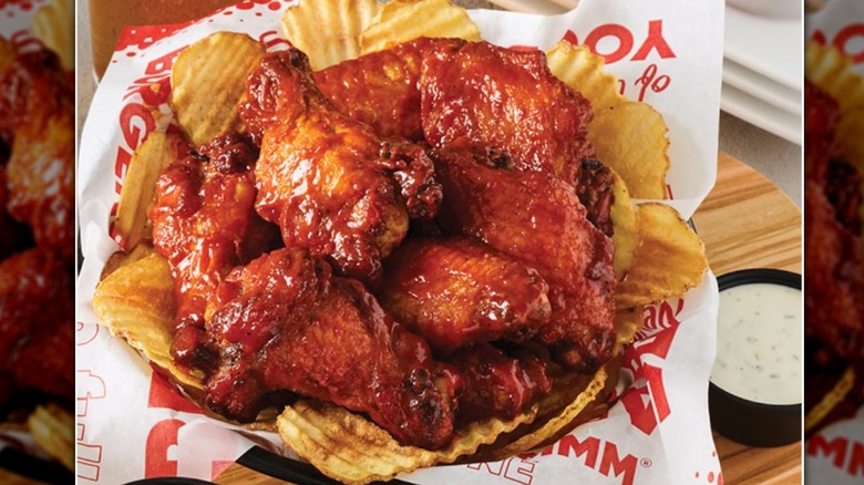 A basket of Red Robin's chicken wings with chips and carrots