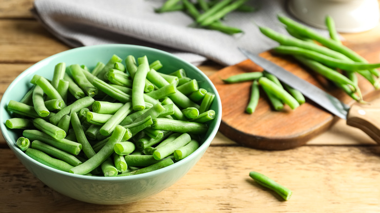 trimmed green beans in bowl