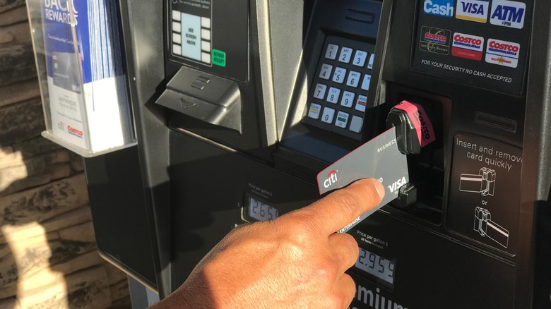 person paying with citi visa card