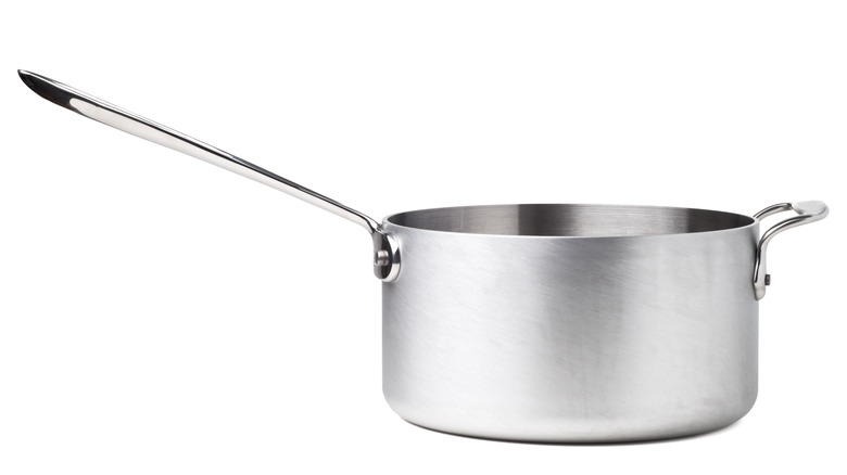 Tall saucepan with handle