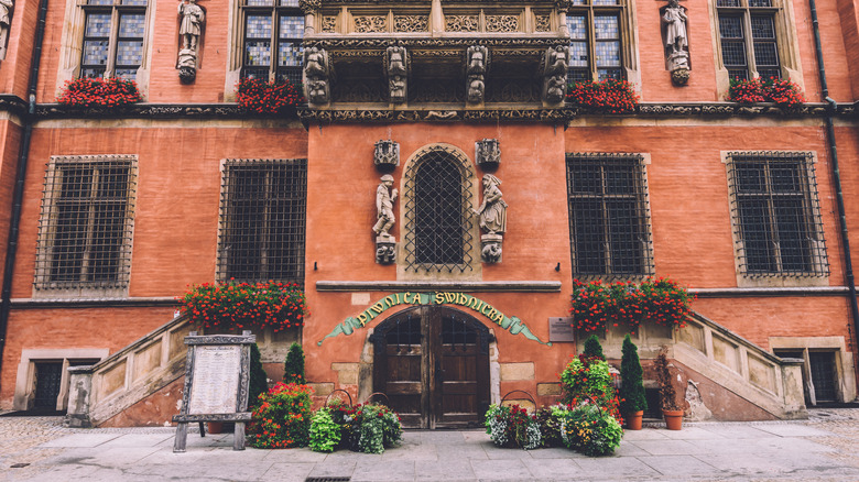 Pink outside of Piwnica Świdnicka