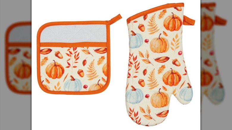 A Crofton pumpkin-patterned Oven Mitt and Potholder set on a white background