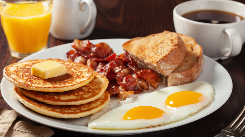 Traditional U.S. American breakfast
