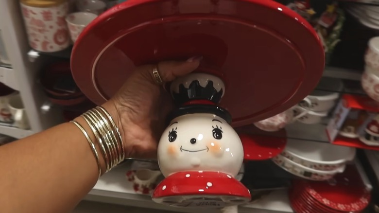Person holding the snowman cake stand