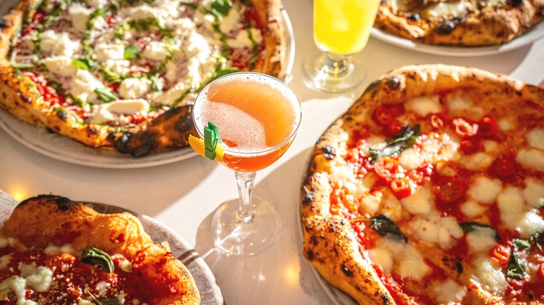 Table with pizzas and drinks at Don Antonio﻿