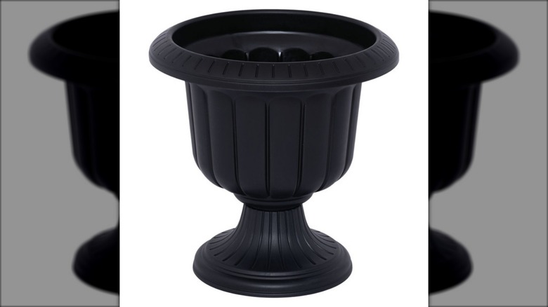 Belavi urn planter in black