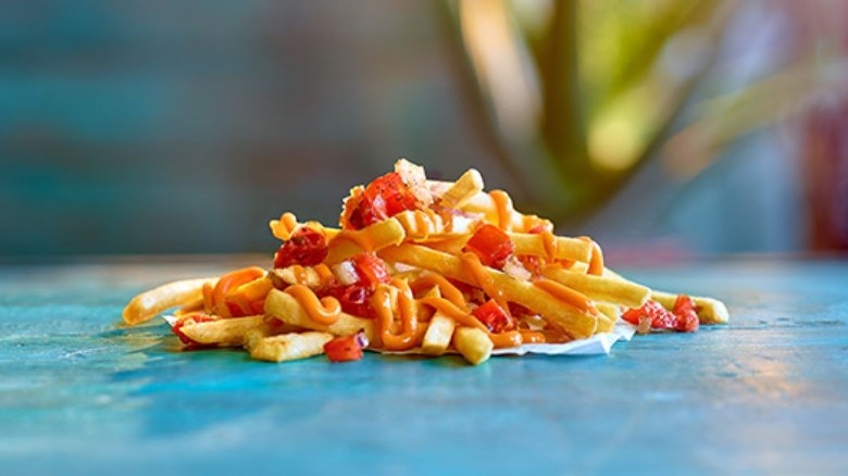Chili tomato fries on table
