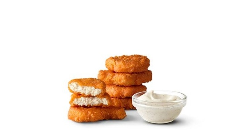 Spicy nuggets by white sauce