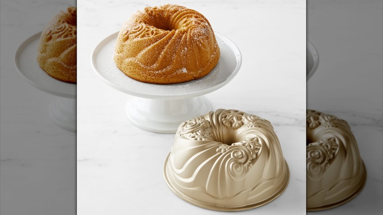 Nordic Ware Nonstick Cast Aluminum Snowflake Holiday Bundt Pan