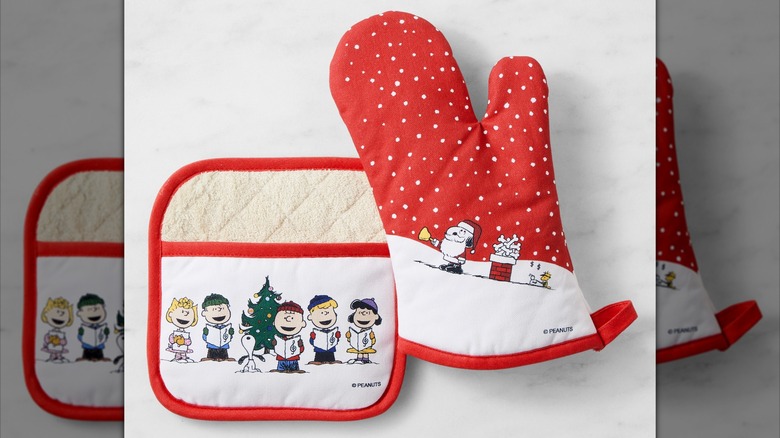 PEANUTS x Williams Sonoma Charlie Brown Christmas Oven Mitt & Potholder Set