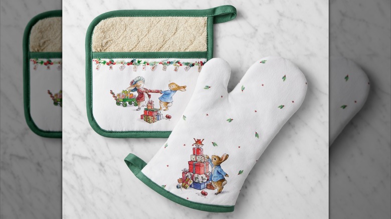Peter Rabbit Christmas Oven Mitt & Potholder Set