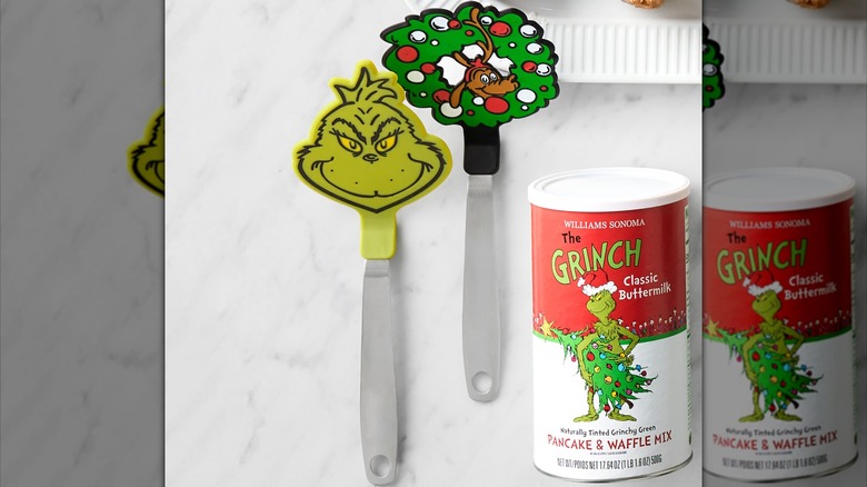 Set of two Grinch flexible spatulas