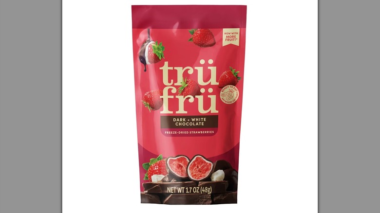 A bag of Trü Frü Freeze-Dried Strawberries in Dark and White Chocolate on a white background