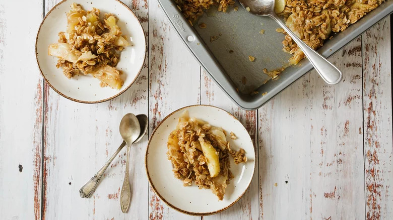 plates of apple crisp