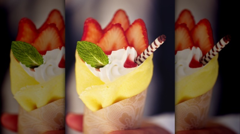 Crepe filled with fruit and cream