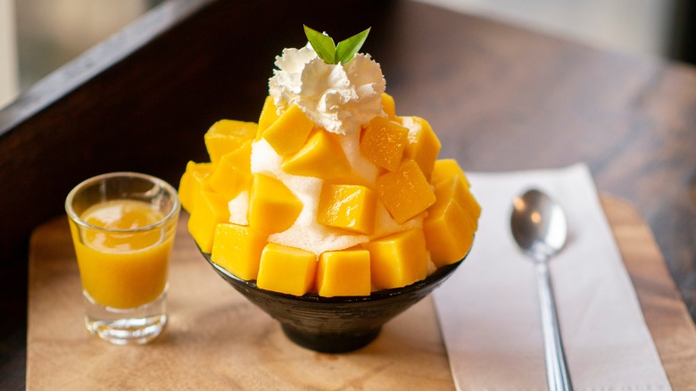 mango bingsu display