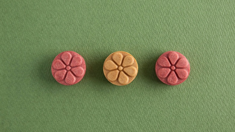 dasik with flower shapes