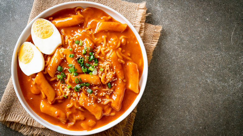 bowl of tteokbokki