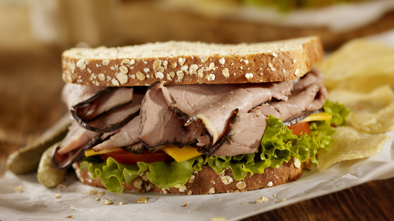roast beef sandwich with chips