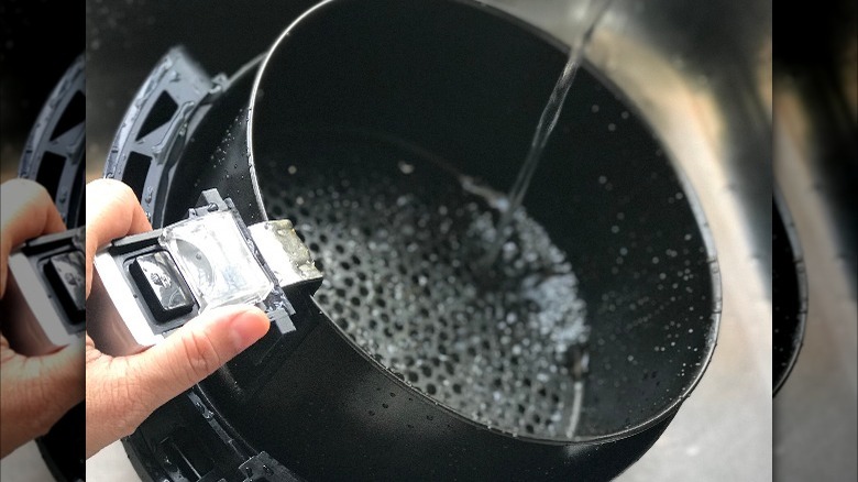 washing air fryer basket